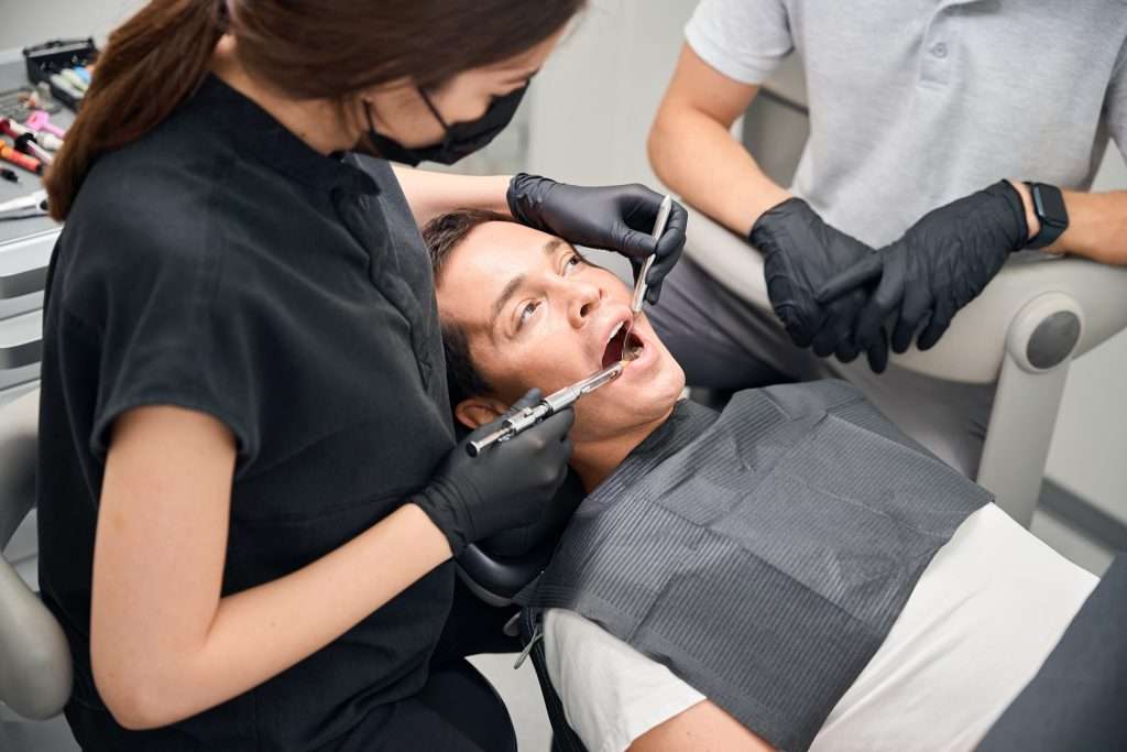 Skilled,Dentist,Making,Anaesthetic,Injection,For,Painless,Oral,Treatment